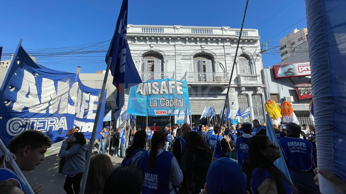 Los docentes nucleados en Amsafé resolvieron no iniciar las clases el 1 de marzo, realizar dos paros por 48 horas y rechazar la oferta salarias realizada por el gobierno.