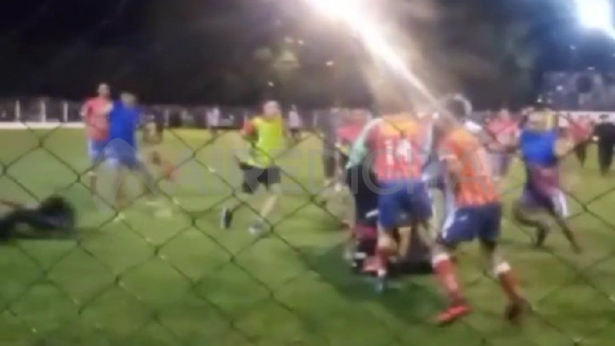 Los jugadores atacaron a efectivos policiales.