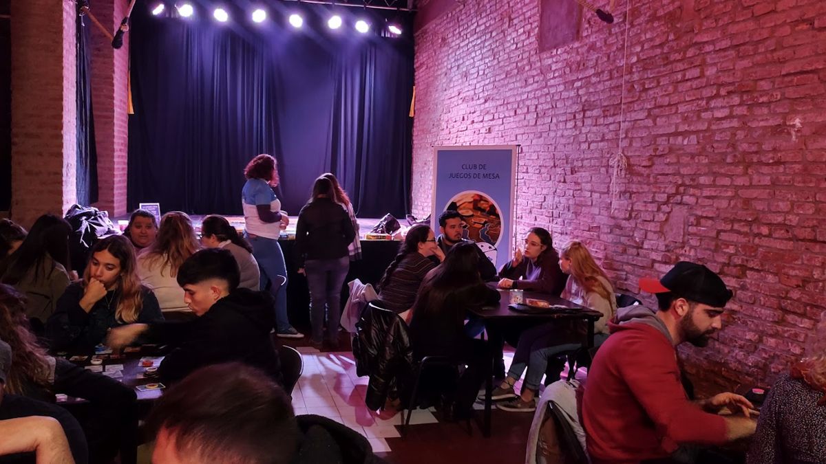 Los encuentros de fanáticos de los juegos de mesa fue creciendo con los años y ahora realizan un evento mensual en el centro cultural Demos.