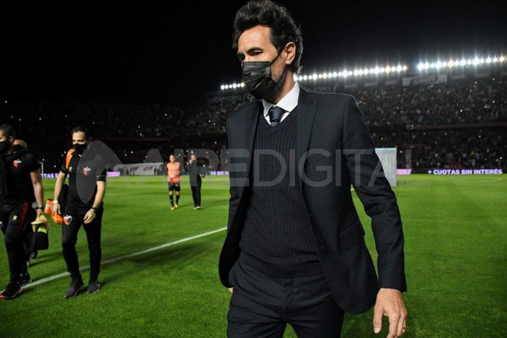 Eduardo Domínguez evalúa cómo formará Colón para enfrentar este sábado a River.