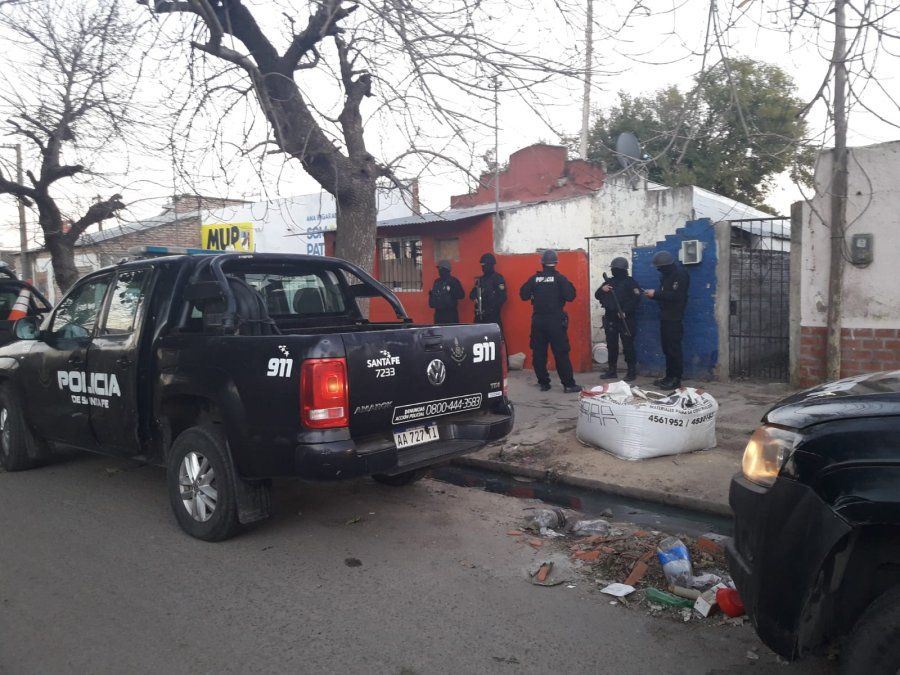 Personal de la Comisaría Cuarta con la colaboración de los agentes del Grupo de Operaciones Especiales realizó los dos allanamientos y en una de las casas detuvo a uno de los presuntos ladrones de 21 años.