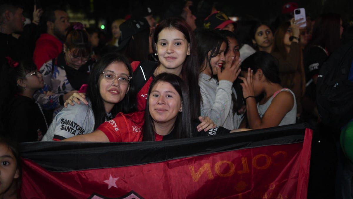 Colón cumple 121 años: las mejores fotos de la caravana y los festejos de los hinchas sabaleros. Colón cumple 121 años: las mejores fotos de la caravana y los festejos de los hinchas sabaleros.