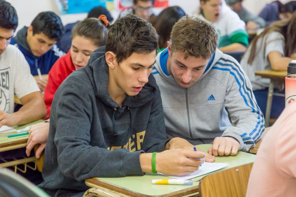 Las escuelas secundarias santafesinas vuelven a estar organizadas en dos cuatrimestres.