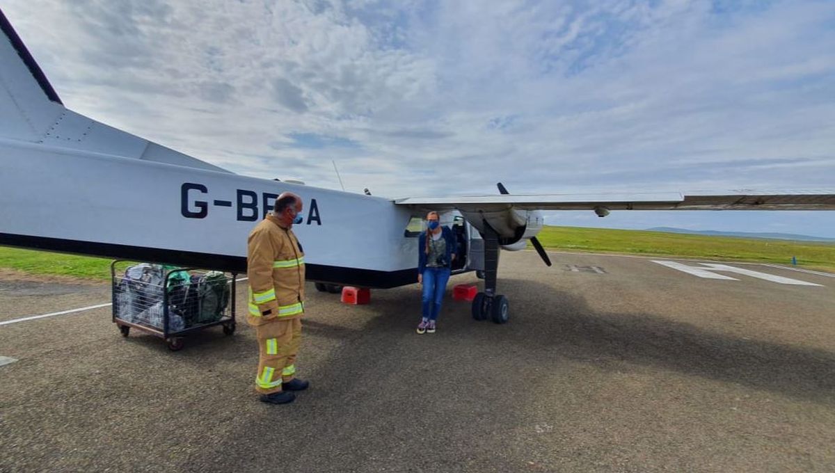 Hay una puerta en la parte delantera derecha del fuselaje de la aeronave, por la que se accede a los cuatro asientos delanteros, y otra en la parte trasera izquierda, utilizada por quienes ocuparán los cuatro asientos traseros.