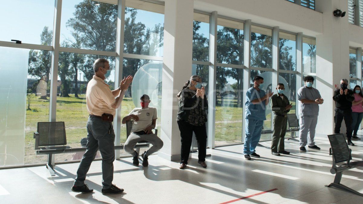 Los trabajadores del Hospital Iturraspe recibieron con aplausos al director del efector tras superar el coronavirus. 