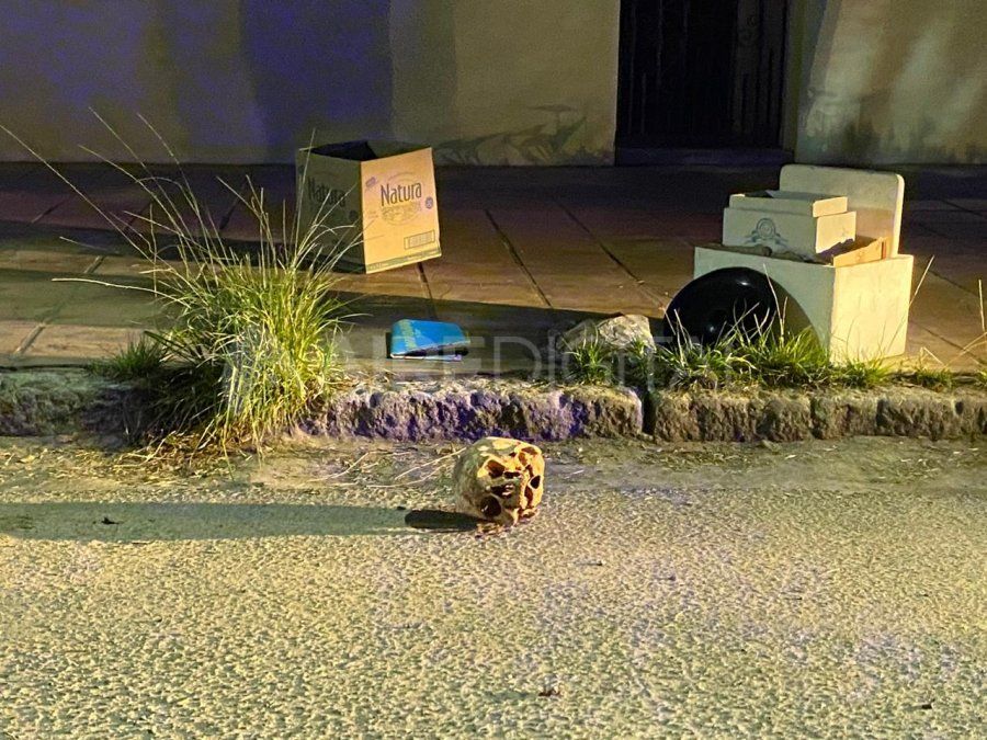 El cráneo fue retirado por la policía que se acercó al lugar luego de que las personas le dieran aviso del hallazgo.