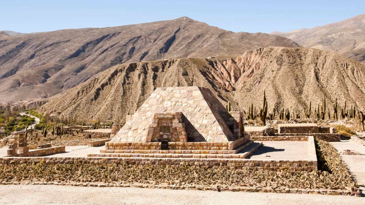 Los arqueólogos Ambrosetti y Debenedetti, homenajeados en la pirámide de la cima, debieron desenterrar el sitio casi a mano, ya que la vegetación y el colapso natural habían ocultado la fortaleza durante siglos.