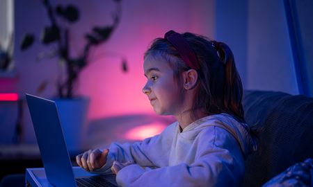 Aire de Santa Fe | Niña con computadora.