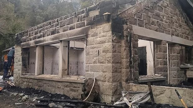 Así quedó la vivienda del propietario luego del incendio perpetuado por grupos mapuches en Villa Mascardi.&nbsp;