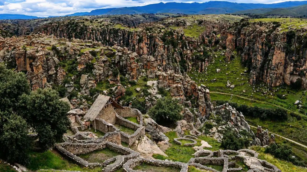Los muros perimetrales de la meseta conservan los indicios del asedio español de 1532, un trágico episodio donde la población local resistió el bloqueo de alimentos antes de elegir el suicidio colectivo. Los muros perimetrales de la meseta conservan los indicios del asedio español de 1532, un trágico episodio donde la población local resistió el bloqueo de alimentos antes de elegir el suicidio colectivo.