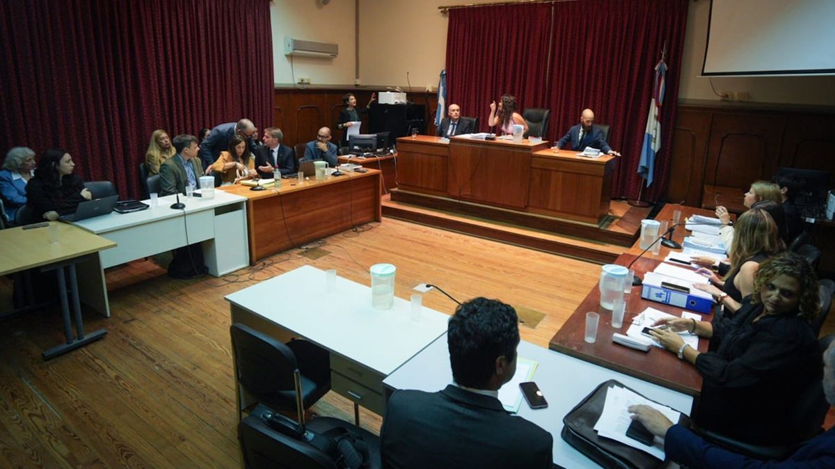 El debate comenzó en la sala 6 del primer piso de tribunales. El debate comenzó en la sala 6 del primer piso de tribunales.