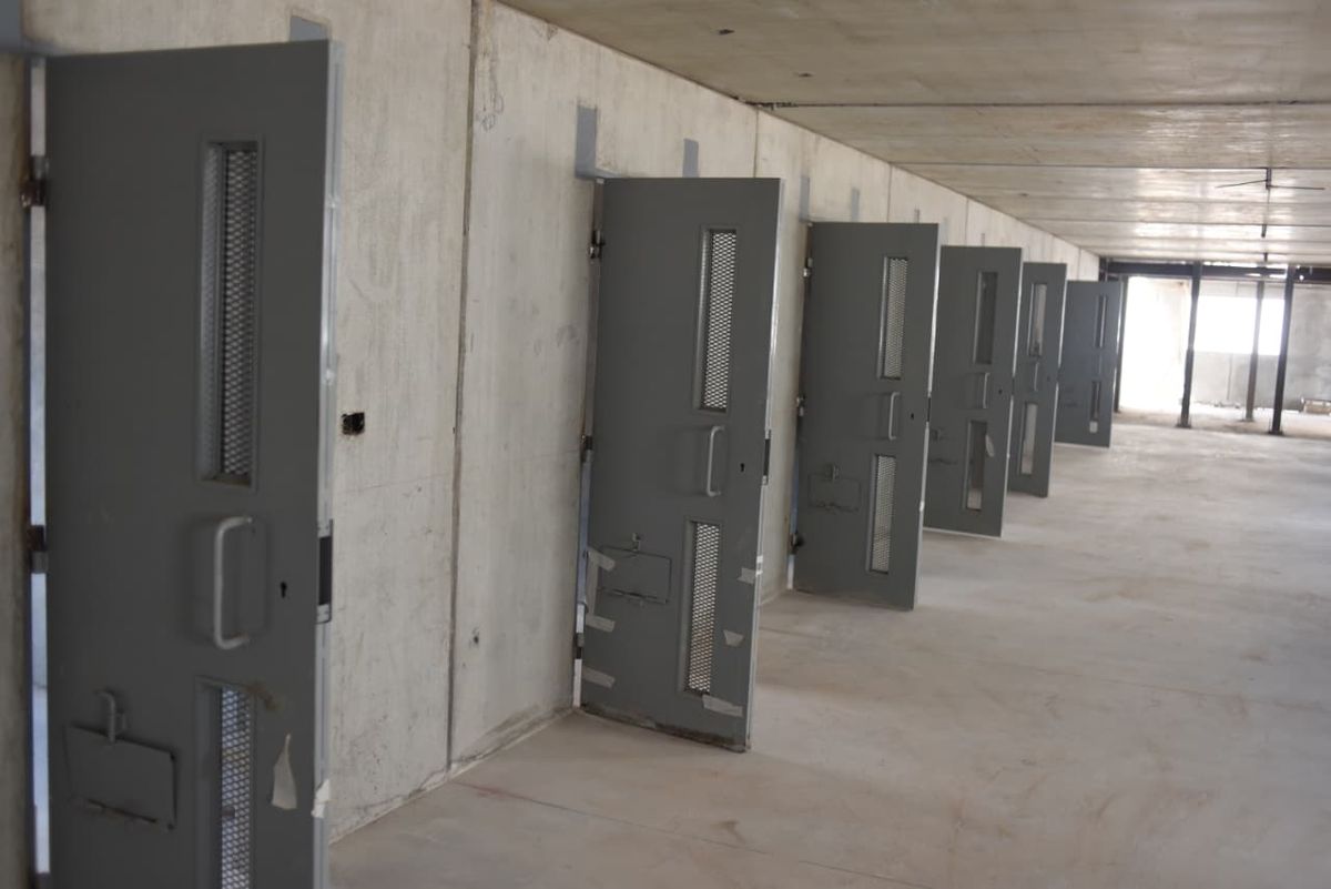 Al 31 de diciembre de 2024, el sistema penitenciario registraba 121.443 personas privadas de la libertad (PPL), lo que equivale a una tasa de 258 PPL cada 100.000 habitantes, la m&aacute;s alta de la historia, seg&uacute;n indica el informe.