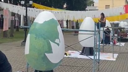 San Lorenzo celebra la Pascua con arte: huevos gigantes pintados por artistas y vecinos