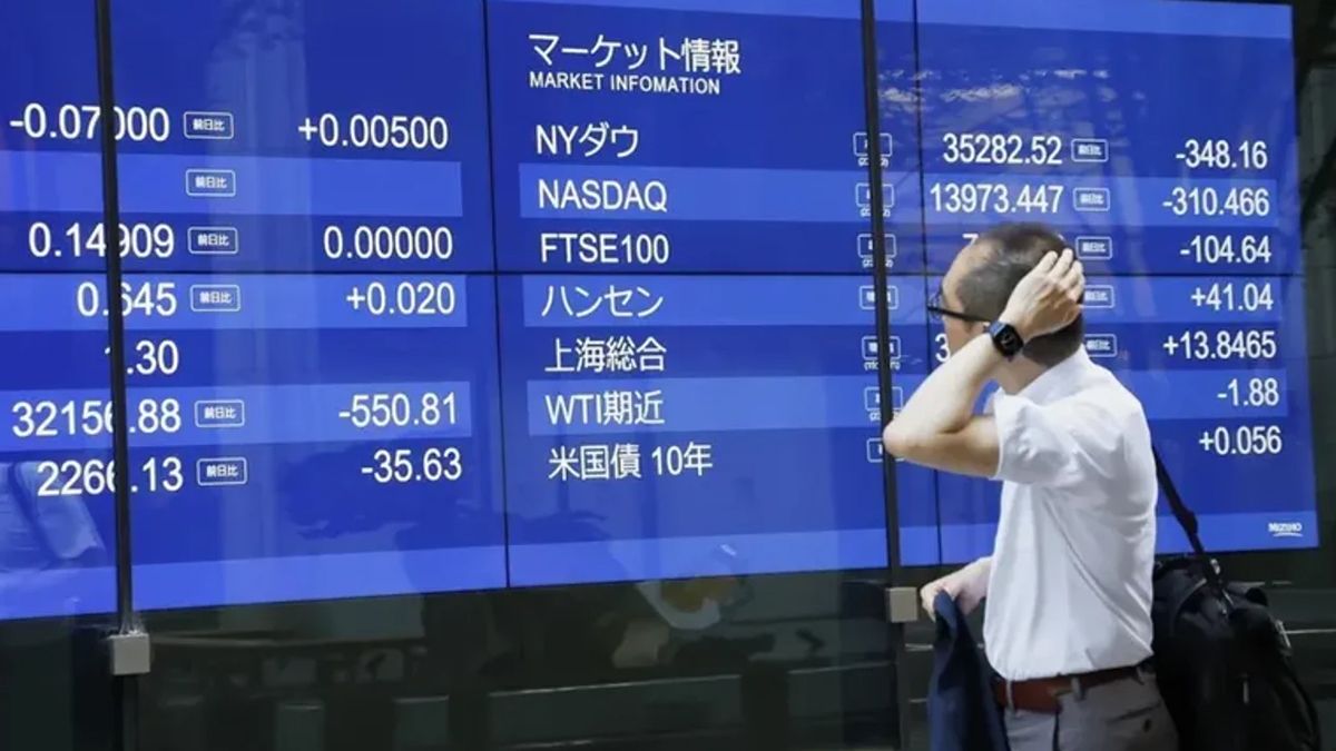 Las acciones y bonos cayeron como consecuencia de otra escalada en la guerra comercial. Las acciones y bonos cayeron como consecuencia de otra escalada en la guerra comercial.