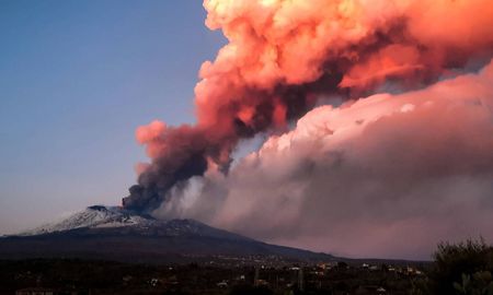 La erupción del volcán Etna dejó una lluvia de piedras de lava en pueblos a más de 30 kilómetros.