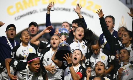 Corinthians celebró por tercera vez consecutiva, esta vez en la cancha de Banfield. Corinthians celebró por tercera vez consecutiva, esta vez en la cancha de Banfield.