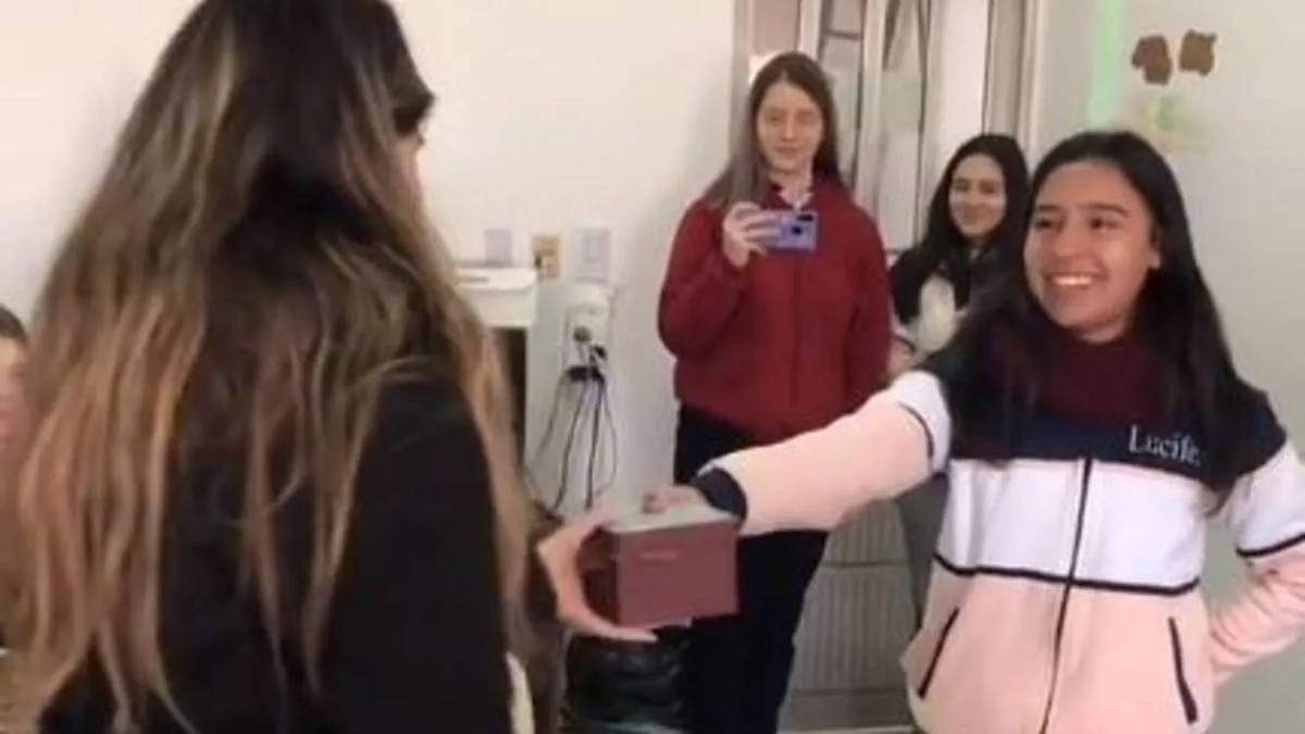 No podía pagar el viaje de egresados