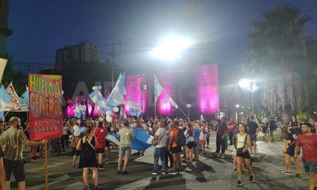 Un nuevo cacerolazo se realizó este jueves por la noche en la ciudad de Santa Fe en contra de las medidas de Javier Milei. Un nuevo cacerolazo se realizó este jueves por la noche en la ciudad de Santa Fe en contra de las medidas de Javier Milei.