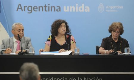 Pedro Cahn de la Fundación Huesped, Carla Vizzotti, secretaria de Acceso a la Salud y Mirta Roses Periago, de la OMS. Pedro Cahn de la Fundación Huesped, Carla Vizzotti, secretaria de Acceso a la Salud y Mirta Roses Periago, de la OMS.