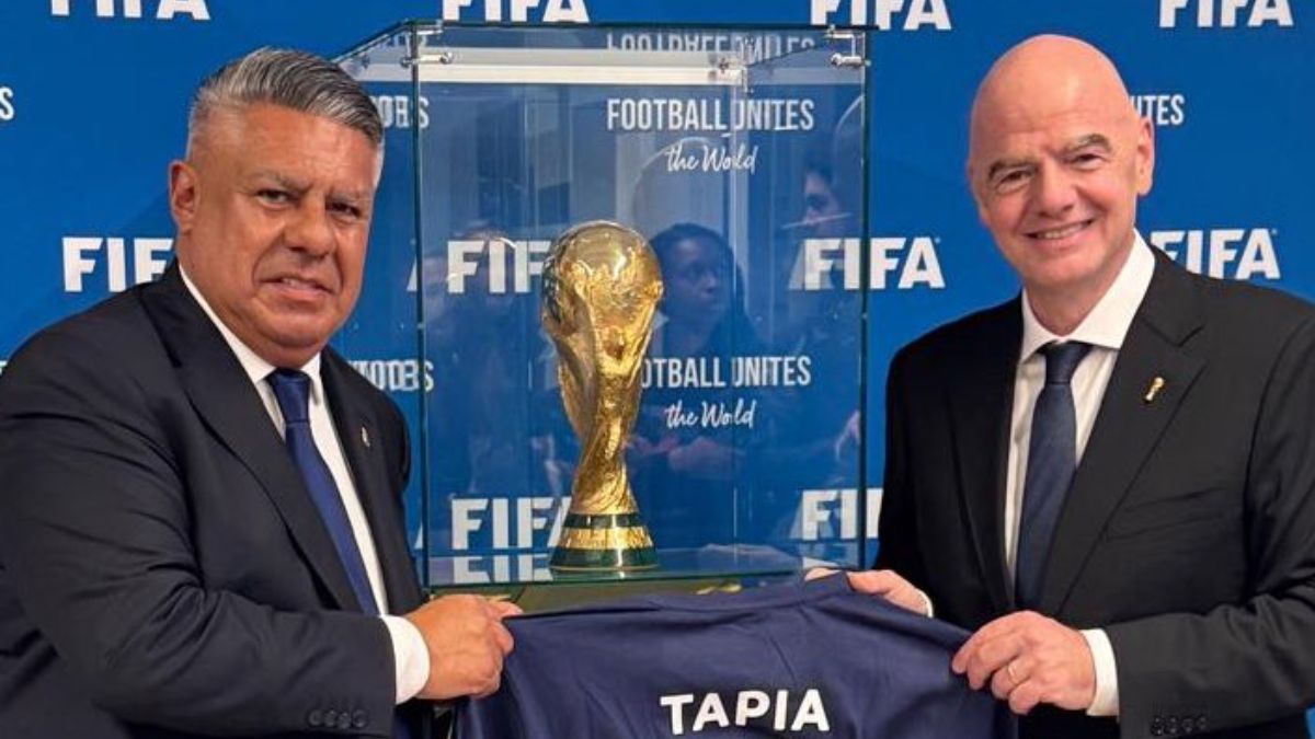 Claudio Tapia junto a Gianni Infantino, presidente de la FIFA. Claudio Tapia junto a Gianni Infantino, presidente de la FIFA.