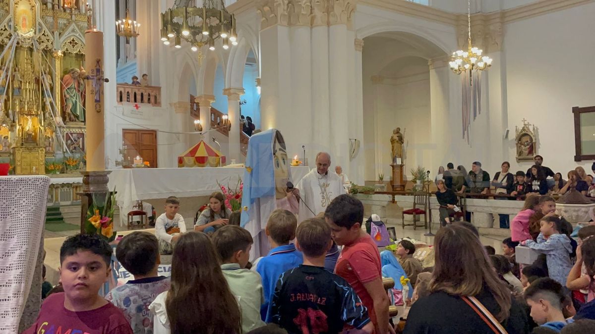 La gente llenó la iglesia, a pesar de la lluvia. La gente llenó la iglesia, a pesar de la lluvia.
