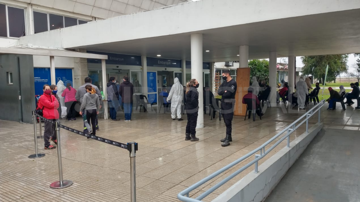 Más de 150 personas se acercaron al Aeropuerto de Sauce Viejo para hisoparse en el Plan Detectar.