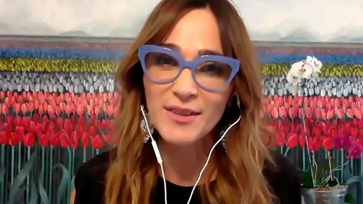 Vero Lozano haciendo el programa desde la casa