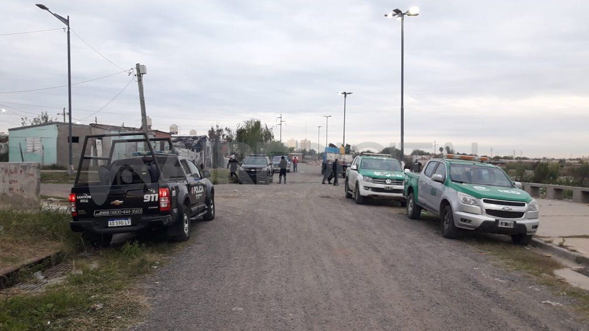 Efectivos de la GSI y de la Policía de Santa Fe llegaron esta mañana a Barranquistas Sur y desarticularon demarcaciones realizadas para seguir construyendo viviendas precarias dentro de los reservorios que acumulan el agua de lluvia.