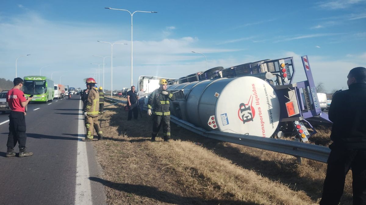 El camión quedó recostado en el cantero central de la Autopista. El camión quedó recostado en el cantero central de la Autopista.