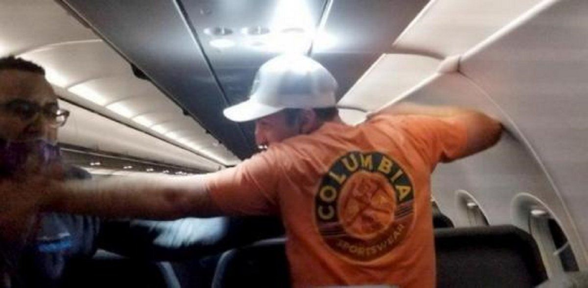 Video viral: pasajero de un avión manoseó a las azafatas en pleno viaje y lo terminaron atando a su asiento.