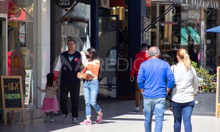 Los comercios de Santa Fe se preparan para las fiestas y trabajarán en horario corrido. Los comercios de Santa Fe se preparan para las fiestas y trabajarán en horario corrido.