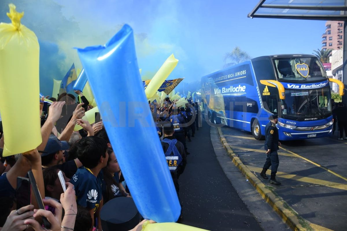 Furor en Paraná durante la llegada del plantel profesional de Boca para jugar ante Patronato.