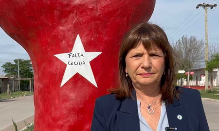 Patricia Bullrich visitó el barrio Emerenciano, ubicado en las afueras de Resistencia y donde ocurrió el crimen de Cecilia Strzyzowski. Patricia Bullrich visitó el barrio Emerenciano, ubicado en las afueras de Resistencia y donde ocurrió el crimen de Cecilia Strzyzowski.
