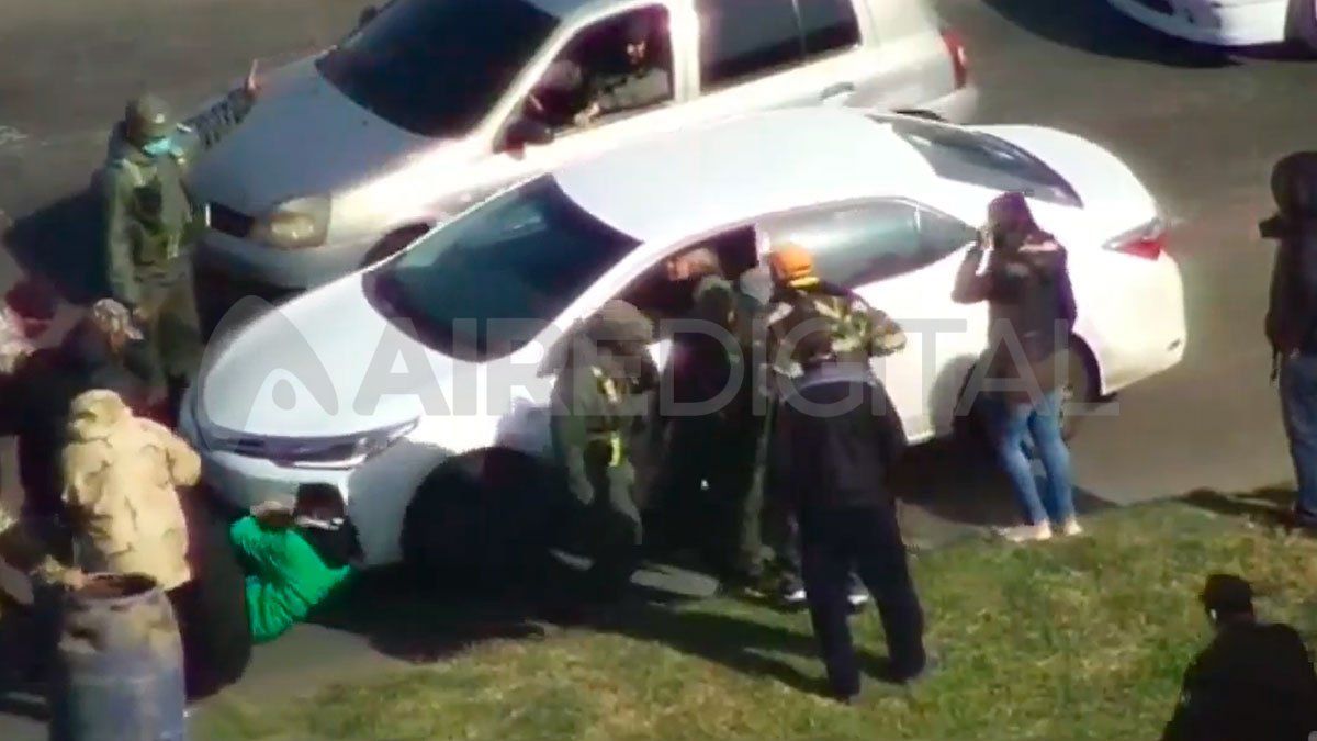 El momento en el que una conductora casi atropella a un manifestante en el corte de la ruta 168 este miércoles.&nbsp;