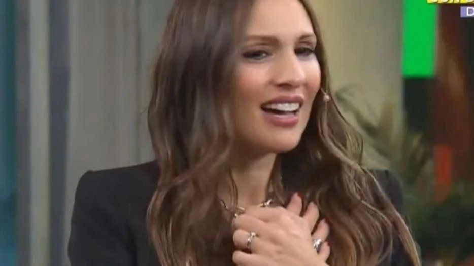 Pampita reaccionó al enterarse que sus panelistas la excluyeron de un grupo de WhatsApp. 
