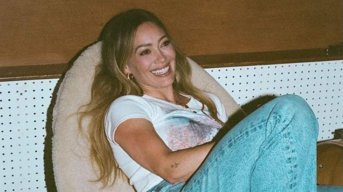Hilary Duff retoma su carrera musical con un nuevo contrato discográfico y una serie documental que documentará su regreso a los escenarios.