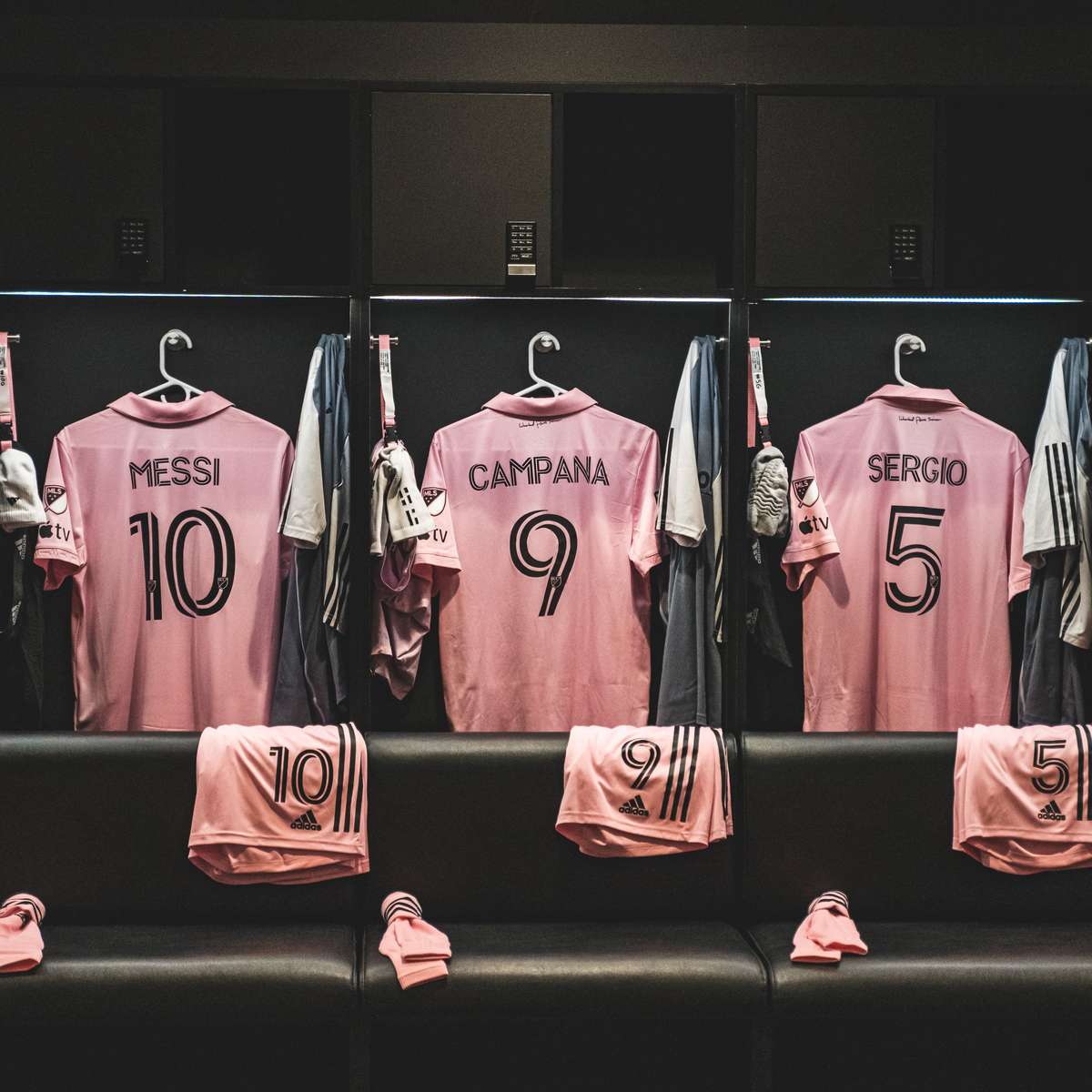 Las camisetas de Inter Miami en el vestuario. Las camisetas de Inter Miami en el vestuario.