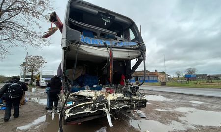 Así quedó el colectivo de la empresa Santa Lucía tras el siniestro víal. Así quedó el colectivo de la empresa Santa Lucía tras el siniestro víal.