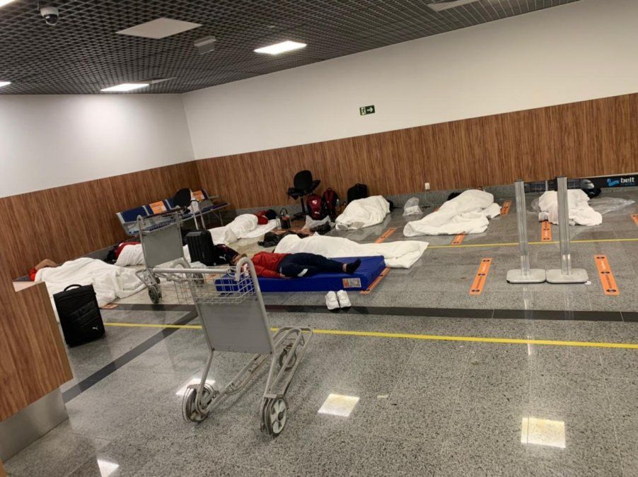 Parte del plantel de Independiente durmió en el suelo del aeropuerto de Salvador de Bahía. A la madrugada, las autoridades brasileñas le ofrecieron frazadas por el frío del suelo.