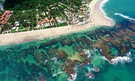 Los arrecifes de coral de Porto de Galinhas forman parte de un área de preservación ambiental donde la circulación de turistas está regulada para proteger la biodiversidad marina y los nidos de peces. Los arrecifes de coral de Porto de Galinhas forman parte de un área de preservación ambiental donde la circulación de turistas está regulada para proteger la biodiversidad marina y los nidos de peces.