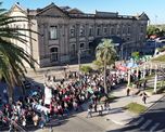 Docentes, estudiantes y agrupaciones gremiales marchan en reclamo por el cumplimiento de la ley de financiamiento universitario. Docentes, estudiantes y agrupaciones gremiales marchan en reclamo por el cumplimiento de la ley de financiamiento universitario.