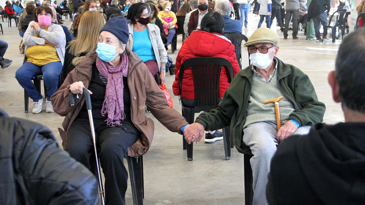 La imagen de los abuelos sentados y tomados amorosamente de la mano y arropados por causa del frío, recorrió las redes sociales de usuarios de Rosario y rápidamente se multiplicó en otras partes del país.