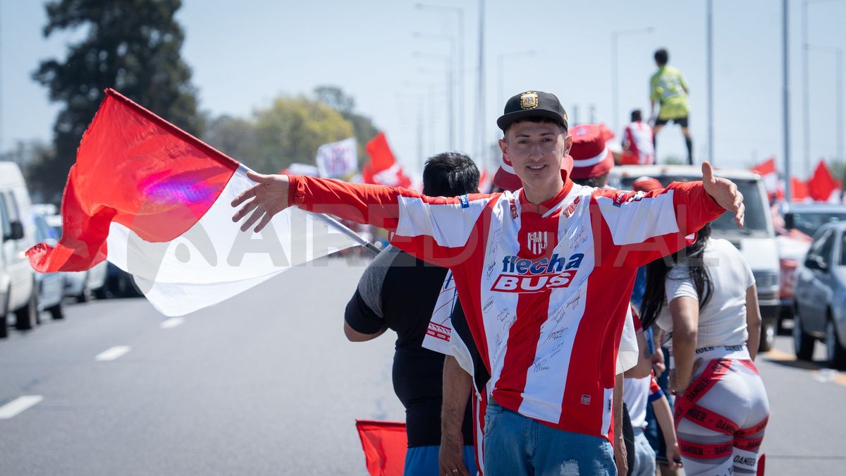 Los hinchas de Unión vivieron una fiesta con el banderazo en la previa del clásico ante Colón.