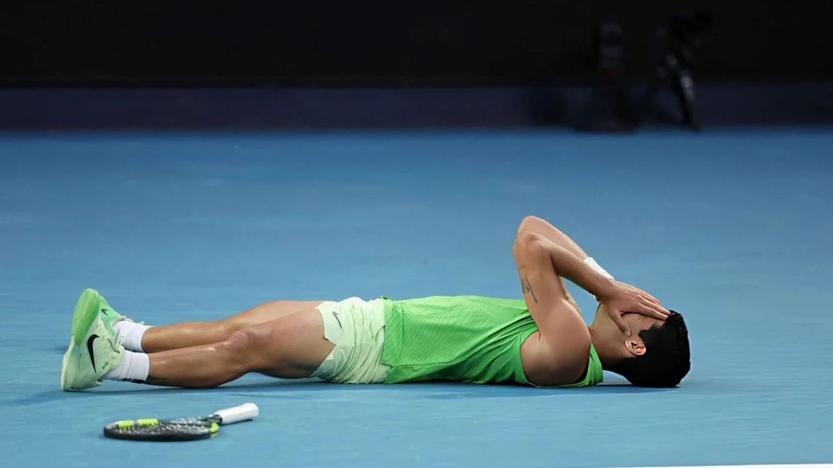 Carlos Alcaraz se impuso sobre Djokovic y se convirtió en el jugador más joven en ganar los cuatro Grand Slams con solo 22 años.