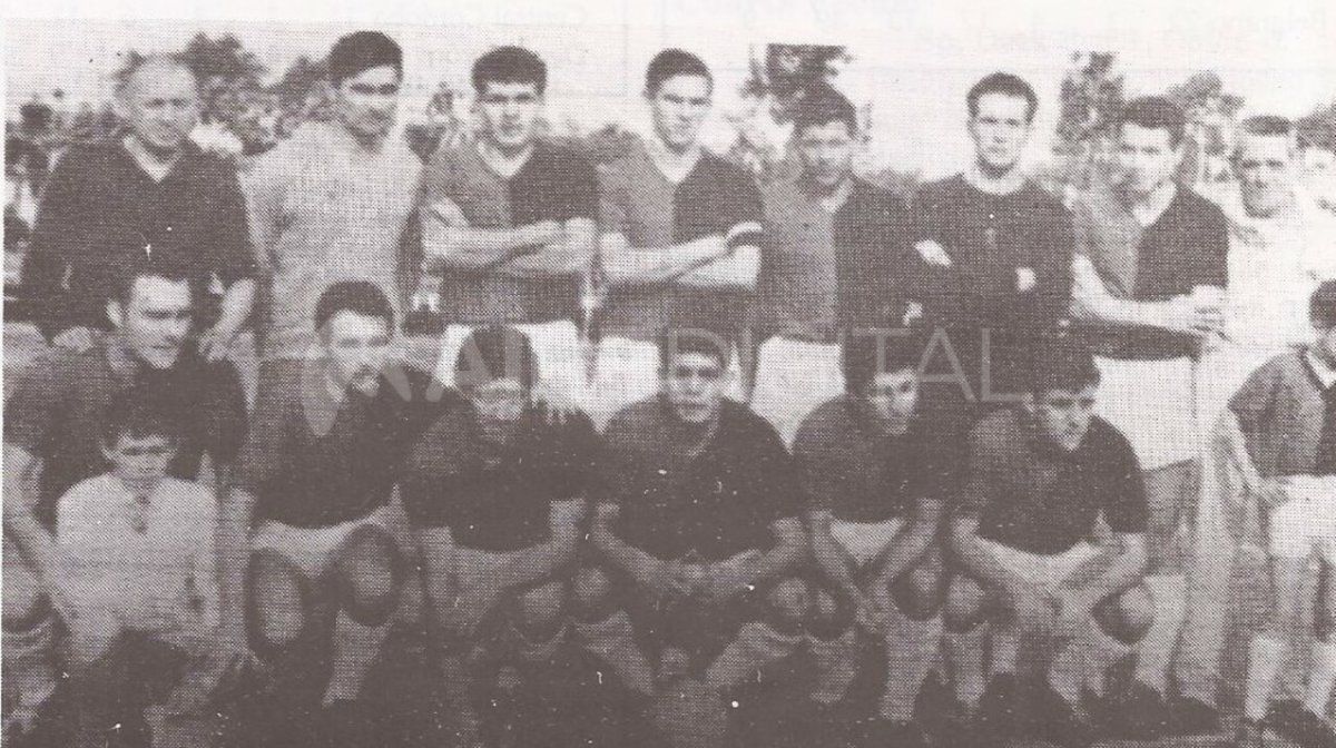 Colón fue uno de los ocho equipos en ascender directamente por reestructuración a la Primera B nuevamente en 1964. En la foto Colón fue uno de los ocho equipos en ascender directamente por reestructuración a la Primera B nuevamente en 1964. En la foto