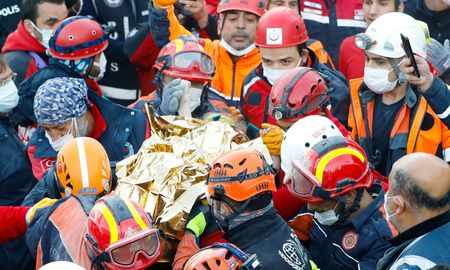 Elif Perincek, ha sido rescatada en la ciudad de Esmirna (Turquía) casi tres días después del terremoto Elif Perincek, ha sido rescatada en la ciudad de Esmirna (Turquía) casi tres días después del terremoto