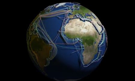 La enorme cantidad de cables permite la conexión de todos los países a Internet. La enorme cantidad de cables permite la conexión de todos los países a Internet.