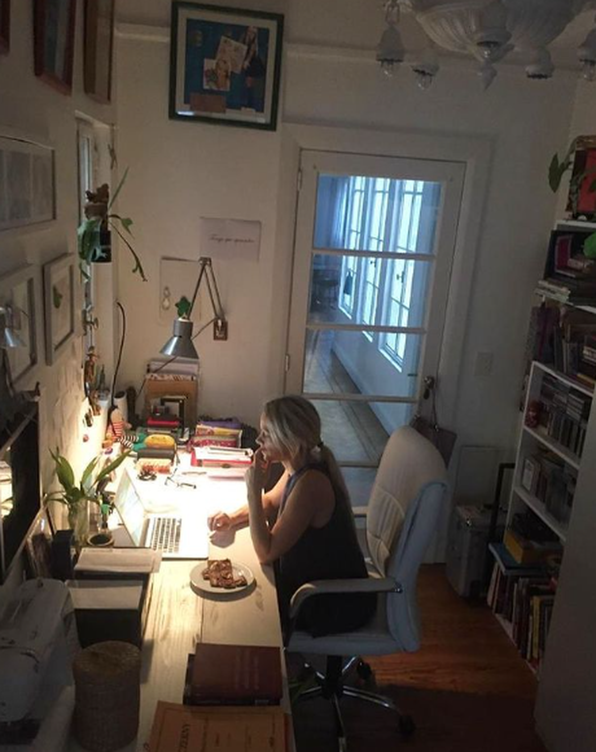 La modelo pasa mucho tiempo en su escritorio, donde suele pintar, escuchar música, leer libros y dejar volar su imaginación. La modelo pasa mucho tiempo en su escritorio, donde suele pintar, escuchar música, leer libros y dejar volar su imaginación.