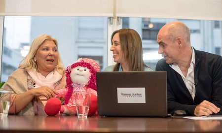 Elisa Carrió se mostró del lado del lado dialoguista de JXC, junto a Vidal y Larreta. Del otro lado están Macri y Bullrich. Elisa Carrió se mostró del lado del lado dialoguista de JXC, junto a Vidal y Larreta. Del otro lado están Macri y Bullrich.