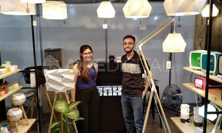 Rocío y Ariel son una joven pareja santafesina que lleva adelante Tank. Crean lámparas y objetos de decoración mediante impresiones 3D, con máquinas que ellos mismos fabrican. Rocío y Ariel son una joven pareja santafesina que lleva adelante Tank. Crean lámparas y objetos de decoración mediante impresiones 3D, con máquinas que ellos mismos fabrican.